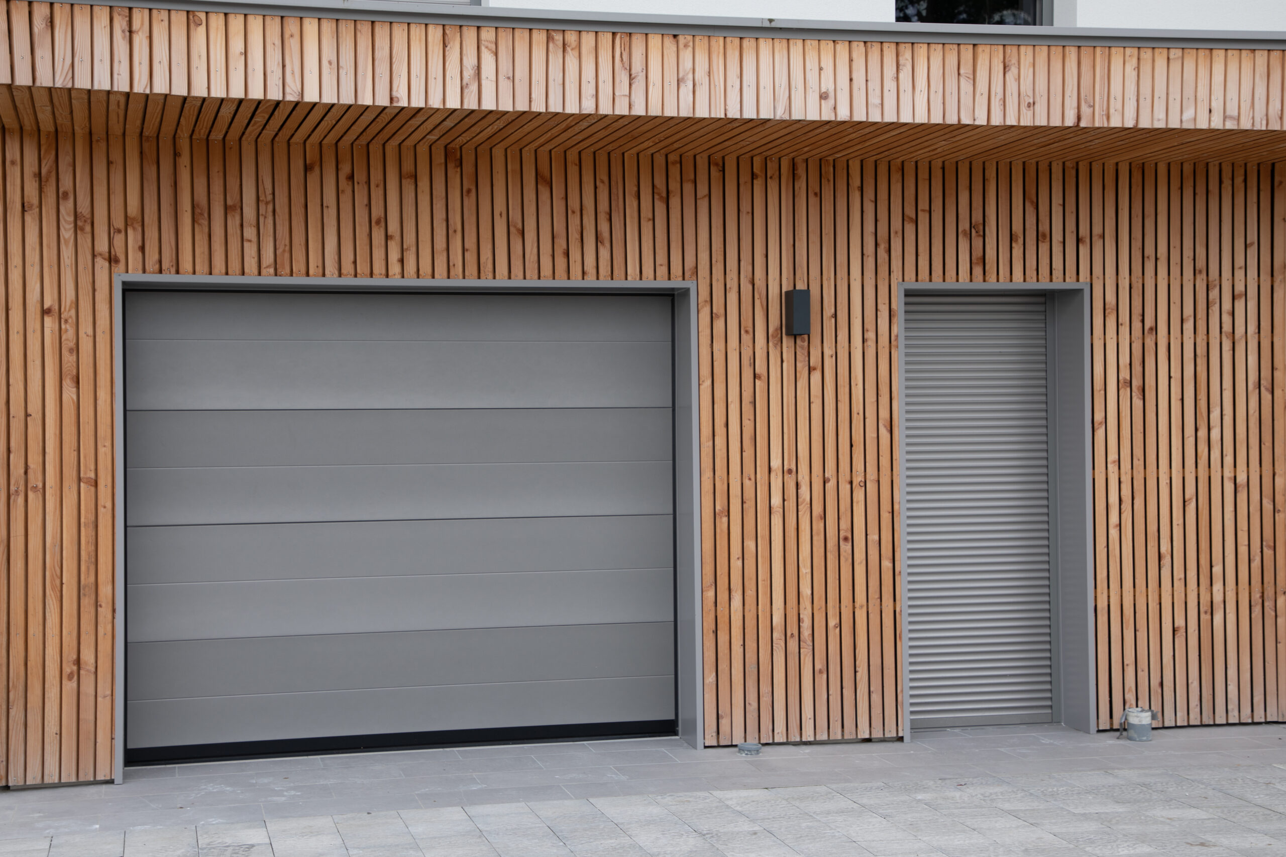 Jak rozwiązania systemowe chronią garaż przed wodą, brudem i zniszczeniem posadzki?